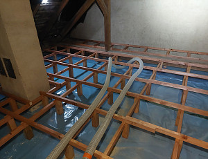 Zateplení stropu zděného rodinného domu pomocí foukané izolace